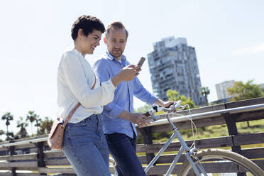 Couple with bikes in Barcelona - JSRF00333