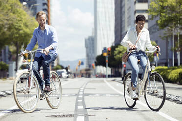 Ehepaar mit Fahrrädern in Barcelona - JSRF00338