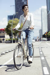 Frau mit Fahrrad auf Radweg - JSRF00348