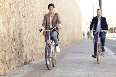 Couple with bikes in Barcelona - JSRF00351