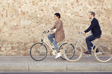 Ehepaar mit Fahrrädern in Barcelona - JSRF00352