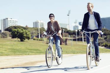 Couple with bikes in Barcelona - JSRF00355