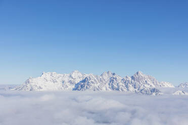Blick über verschneite Berge bei Sonnenschein, Saalbach Hinterglemm, Pinzgau, Österreich - MMAF01063