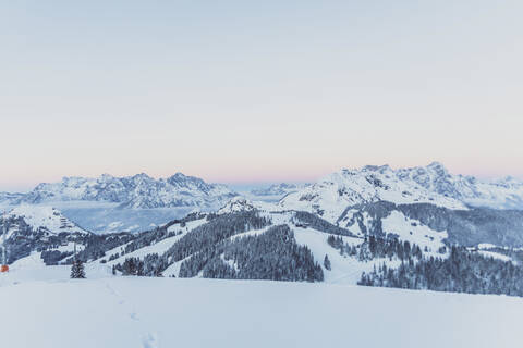 Blick über verschneite Berge in der Abenddämmerung, Saalbach Hinterglemm, Pinzgau, Österreich, lizenzfreies Stockfoto