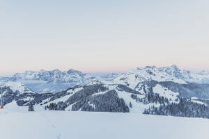 Blick über verschneite Berge in der Abenddämmerung, Saalbach Hinterglemm, Pinzgau, Österreich - MMAF01066