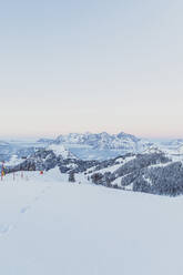 Blick über verschneite Berge in der Abenddämmerung, Saalbach Hinterglemm, Pinzgau, Österreich - MMAF01067