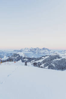 Blick über verschneite Berge in der Abenddämmerung, Saalbach Hinterglemm, Pinzgau, Österreich - MMAF01067