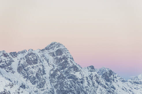 Blick über verschneite Berge mit Abendhimmel in der Abenddämmerung, Saalbach Hinterglemm, Pinzgau, Österreich - MMAF01068