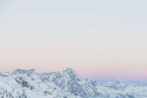 Blick über verschneite Berge mit Abendhimmel in der Abenddämmerung, Saalbach Hinterglemm, Pinzgau, Österreich - MMAF01069