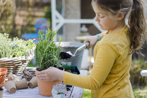 Mädchen bei der Gartenarbeit am Gartentisch - MOEF02266