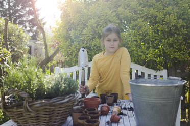 Porträt eines Mädchens bei der Gartenarbeit - MOEF02279