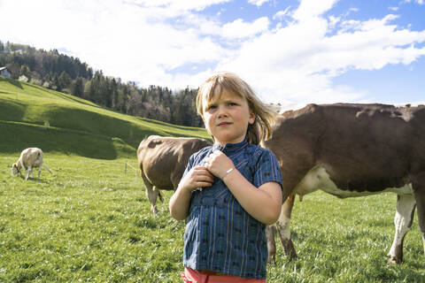 Mädchen mit Kühen auf der Weide, lizenzfreies Stockfoto