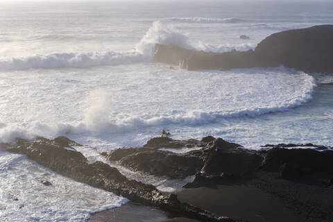 Schwarzer Lavastrand bei El Gofo, Lanzarote, Spanien, lizenzfreies Stockfoto