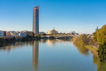 Fluss Guadalquivir mit Torre Sevilla, Sevilla, Spanien - TAMF01563