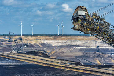 Tagebau Garzweiler mit Windkraftanlagen im Hintergrund, Nordrhein-Westfalen, Deutschland - FR00853