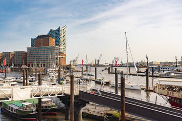 Landungsbrücken und Elbphilharmonie, Hamburg, Deutschland - TAMF01605