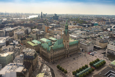 Stadtbild mit Rathaus und Altstadt, Hamburg, Deutschland - TAMF01613