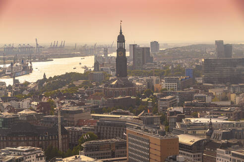 Stadtbild mit St. Michaelis Kirche und St. Pauli, Hamburg, Deutschland - TAMF01619