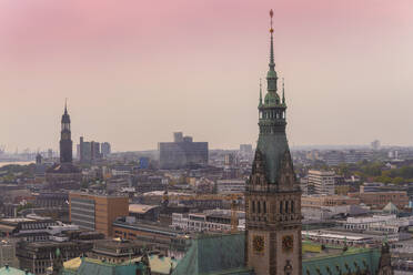 Stadtbild mit Rathausturm und Altstadt, Hamburg, Deutschland - TAMF01620