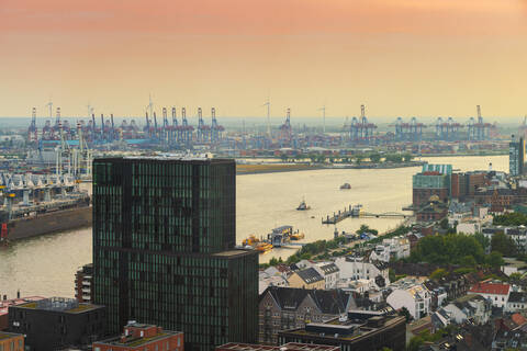 Ansicht des Hafens und der Landungsbrücken in der Abenddämmerung, St. Pauli, Hamburg, Deutschland, lizenzfreies Stockfoto