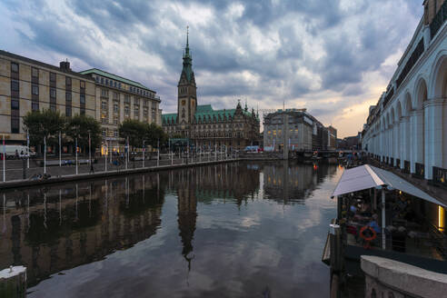 Kleine Alster und Rathaus in der Abenddämmerung, Hamburg, Deutschland - TAMF01635