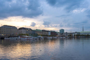 Stadtbild mit Binnenalster bei Sonnenuntergang, Hamburg, Deutschland - TAMF01637