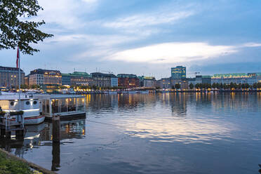 Stadtbild mit Binnenalster bei Sonnenuntergang, Hamburg, Deutschland - TAMF01639