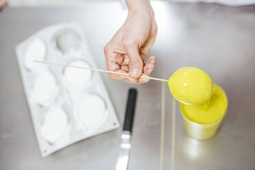 Jungköche bereiten ein Dessert vor - LJF00168