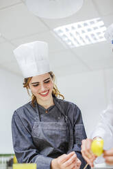 Juniorchef bei der Zubereitung eines Desserts - LJF00170