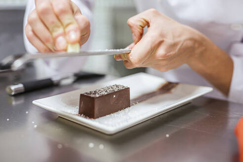 Juniorchef bei der Zubereitung eines Desserts, Kokosraspeln - LJF00191