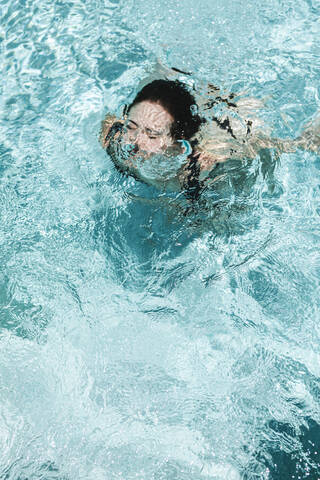 Junge Frau unter Wasser in einem Schwimmbad, lizenzfreies Stockfoto