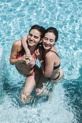 Junge Frauen genießen die Sommerzeit am Pool - LJF00232