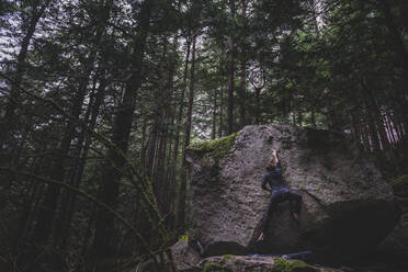 Kletterer beim Bouldern im Wald, Squamish, Kanada - ISF21922