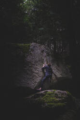 Kletterer beim Bouldern im Wald, Squamish, Kanada - ISF21925