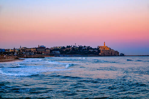 Seelandschaft mit Fernblick auf die Skyline des alten Hafens und die Peterskirche in der Morgendämmerung, Jaffa, Tel Aviv, Israel - ISF21932