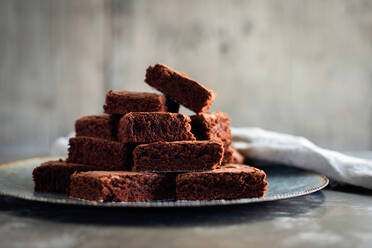 Schokoladen-Brownies auf Teller mit Serviette - ISF21966