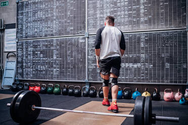 Mann trainiert im Fitnessstudio - ISF22021