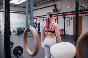 Junge Frau trainiert im Fitnessstudio - ISF22061