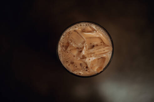 Glas Eiskaffee auf Cafétisch, Blick von oben - ISF22091