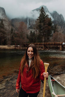 Junge Kanufahrerin am Flussufer, Porträt, Yosemite Village, Kalifornien, USA - ISF22104