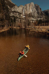 Junges Kanu-Paar beim Kanufahren auf dem Fluss, Blick von oben, Yosemite Village, Kalifornien, USA - ISF22116