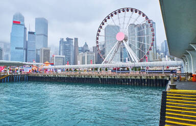 Blick auf die Skyline mit Riesenrad im Vordergrund, Victoria-Hafen, Central District, Hongkong, China - MRF02098