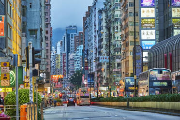 Straße in Kowloon am Abend, Hongkong, China - MRF02107