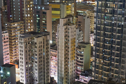 Beleuchtete Wohntürme, Kowloon, Hongkong, China - MRF02109
