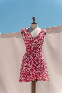 Modisches Sommerkleid auf dem Modell der Schneiderin - AFVF03426