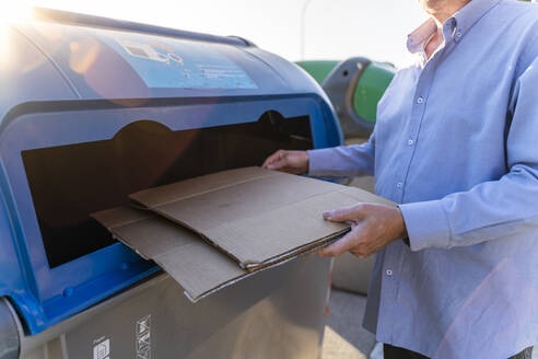 Älterer Mann recycelt Pappe in der Papiersammlung - AFVF03454