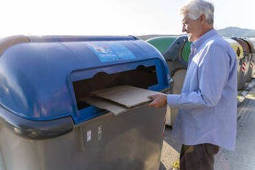 Älterer Mann recycelt Pappe in der Papiersammlung - AFVF03455