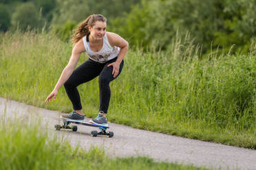 Young woman riding longboard - STSF02034