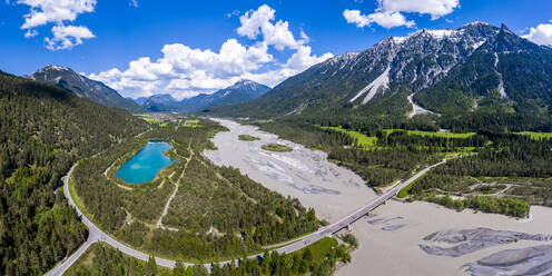 Luftaufnahme über das Lechtal und den Fluss Lech, Tirol, Österreich - STSF02035
