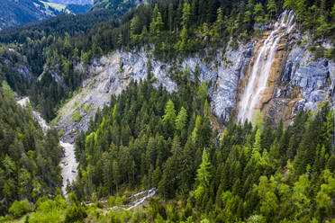 Luftaufnahme über das Lechtal und den Lech mit Wasserfall, Tirol, Österreich - STSF02039